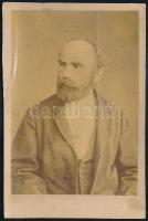 cca 1875 Férfi üvegszemmel, keményhátú fotó, felületén törésnyom, 16,5×10,5 cm