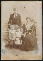cca 1900 Családi portré, keményhátú fotó szászvárosi műteremből, kopásnyomokkal, 16,5×10,5 cm