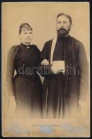 cca 1890 Erdélyi görögkatolikus pap feleségével, keményhátú fotó Rosu besztercei műterméből, 16,5×10...