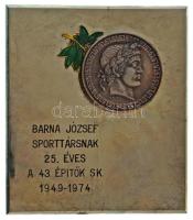 1974. "Barna József sporttársnak 25. éves A 43. Építők SK. 1949-1974." névre szóló fém egyoldalas emlékplakett gravírozással, bronz érem és műgyantás rátéttel (104x90mm) T:XF, hiányos rátét