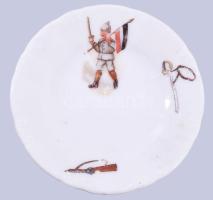 1914-1918 2 darab gyermekjáték porcelán, egyiken német katona ábrázolásával, kopással, d: 8 cm
