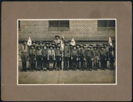 1925 Cserkészcsapat zászlókkal, fotó kartonon, hátoldalon dátumozva, egy a képen szereplő gyerek nevével, jó állapotban, 10,5×16 cm