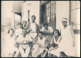 1929 Az FTC budapesti teniszpályán készített fotó játékosokról az épület oldalánál, hátoldalon felirattal, 13×18 cm