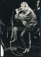 1988 Karda Bea énekesnő előadás közben egy német koncerten bőrnadrágban, eredeti fotó, szép állapotban, 14,5×10,5 cm