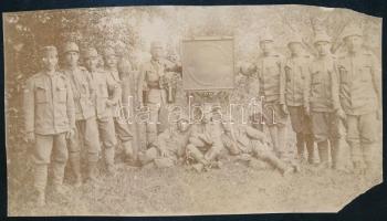 cca 1915 Katonák fényszóróval a fronton, I. világháborús fotó, hátoldalán ragasztás nyomaival, sarokhiánnyal, 8x14 cm