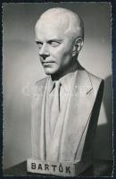1954 Nagykanizsa, Vörös János (1897-1963) szobrászművész Bartók készített szobrának fotója, hátoldalon Artner Tivadar művészettörténésznek írt soraival, 13,5×8,5 cm