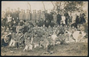 cca 1915 Csoportkép katonákkal, zenekarral, tűzoltókkal, fotólap, jelzés nélkül, 9x14 cm