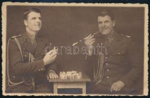 cca 1930 Román katonai egyenruhás férfiról készült trükkfotó, fotólap, Foto Popa Arad, 8,5x13,5 cm