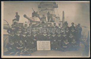 cca 1914 A Cs. és Kir. Haditengerészet SMS Prinz Eugen csatahajójának matrózai a hajó fedélzetén, magyar nyelvű táblával (,,A világ nagy, Az élet szép, Ki tudja haza megyünk-e még"), fotólap, 9x14 cm