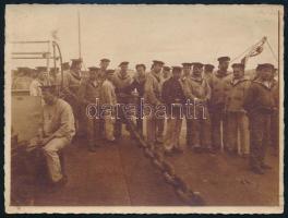 cca 1915 A Cs. és Kir. Haditengerészet SMS Prinz Eugen csatahajójának matrózai a fedélzeten, fotó, hátoldalán ragasztás nyomaival, 9x12 cm