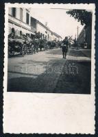 1940 A magyar csapatok bevonulása Szilágysomlyóra (Erdély), fotó hátoldalon bélyegekkel és pecsétekkel, jó állapotban, 8,5×6 cm