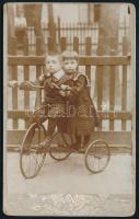 cca 1910 Gyerekek triciklin, vizitkártya, jelzés nélkül, 10,5x6,5 cm