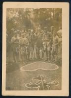 1937 Magyar cserkészek a szolocsini (Királyfiszállás, Kárpátalja) 1937 (!) júliusában egy földön lév...