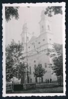 cca 1940 Az országzászló emlékműve a csíksomlyói (Erdély) templom előtt, fotó, 8,5×5,5 cm