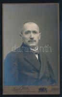 cca 1915 Férfiportré (Brück Vilmos), vizitkártya Kossak József temesvári (Timisoara) műterméből, a hátoldalon feliratozva, 10,5x6,5 cm