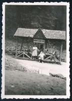 1940 A Pierre-Curie kút az erdélyi Borszéken még más felépítménnyel, fotó, 8,5×5,5 cm