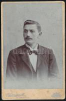 cca 1900 Elegáns férfi portréja, kabinetfotó Friedmann M. temesvári (Timisoara) műterméből, foltos, 16,5x11 cm (Ritka!)