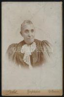cca 1900 Hölgy portréja, kabinetfotó Herbst Emil óbecsei (Stari Bečej) műterméből, 16,5x10,5 cm (Ritka!)