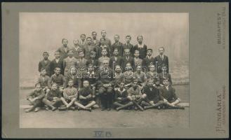 cca 1925 Iskolai osztály csoportképe, kabinetfotó, "Hungária" fényképészeti társaság, Budapest, 13x21,5 cm