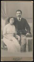 1904 Házaspár portréja (Révész Nándor és Rózsi), kabinetfotó Lang Károly nagykikindai (Velika Kikinda) műterméből, a hátoldalon feliratozva, sarkain kissé sérült, 20,5x11 cm (Ritka!)