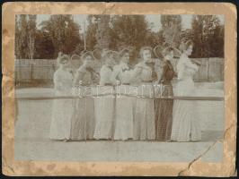 1900 Versec, teniszező hölgyek, keményhátú fotó, a hátoldalon feliratozva, Czakó(?) László ezredorvos aláírással, sérült, jobb alsó sarka javított, 14x19 cm