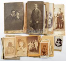 24 db vegyes keményhátú fotó, főként magyar műtermekből (közte Bietler Ferenc, Strelisky Náthán, Klöckner Adél, Schrecker Ignác, stb.), változó méretben és állapotban