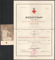 1942 Bp., a Magyar Vöröskereszt elsősegélynyújtási tanfolyamának elvégzését igazoló bizonyítvány, aláírásokkal, bélyegzővel + fotó, 8x6,5 cm