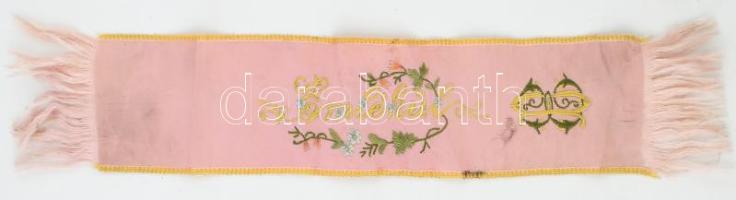 ,,Emlékül..." virágokkal és monogrammal díszített, hímzett selyem szalag, hajtásnyomokkal, 36x6,5 cm