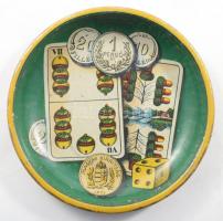 cca 1930-1940 Kártyalapokat ábrázoló fém tálka, kopásnyomokkal, d: 10,5 cm