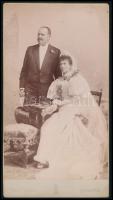 cca 1900 Házaspár portréja, kabinetfotó Mai és Szigeti (Mai Manó és Szigeti Jakab) budapesti műterméből (Nagymező u. 20.), jó állapotban, 20,5x11 cm