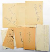 14 db író, színész, énekes aláírás kivágásokon: Koós Hutás Gergely, Kelly Anna, Buzássy Judit, Perneky, Básti Lajos, Gross Arnold, Raksányi Gellért, Szabó Ottó,