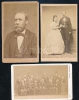 cca 1870-1880 3 db bécsi műtermekből származó vizitkártya, közte elegáns férfitársaság csoportképe, 10,5x6 cm körül