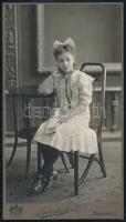 cca 1910 Fiatal lány ülő portréja, kabinetfotó Liederhoffer Vilmos budapesti műterméből, jó állapotban, 20,5x11,5 cm