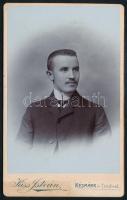 1904 Fiatal férfi portréja, vizitkártya Kiss István (Késmárk és Tátrafüred) műterméből, 10,5x6,5 cm (Ritka!)