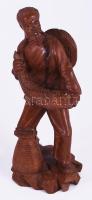 Halász férfi. faragott exota fa. 26 cm