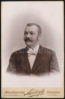 1897 Férfiportré (Johann Ambrózy), kabinetfotó Mártonfy Gyula budapesti műterméből, a hátoldalon autográf sorokkal, 17x11 cm