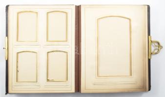 Szecessziós fotóalbum keményhátú fotók (vizitkártyák, kabinetfotók) számára, díszes, fémveretes, kapcsos egészbőr-kötésben, a borítón és a gerincen kis sérülésekkel, a lapok nagyrészt jó állapotban, üres, 26,5x21,5x6 cm