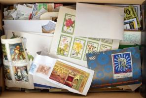 Vegyes magyar és külföldi áztatott és áztatni való bélyegek, blokkok, postatiszta bélyegfüzetek, levelek cipős dobozban ömlesztve. Kissé dohos
