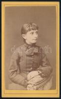 cca 1880 Fiatal lány portréja, vizitkártya Drescher Marie aradi műterméből, ajándékozási sorokkal, 10,5x6,5 cm