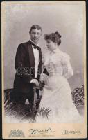 1899 Temesvár (Timisoara), fiatal házaspár portréja, kabinetfotó Kossak József cs. és kir. udvari fényképész műterméből, a verzón német nyelvű dedikációval, 21,5x13,5 cm