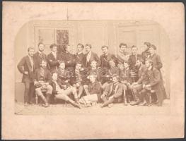 cca 1880 Elegáns fiatalemberek csoportképe, köztük bocskait, illetve egyenruhát viselőkkel, többükön nemzetiszínű szalaggal. Nagyméretű, kartonra kasírozott fotó, kissé foltos, a hátoldalon ceruzával írt felirattal (,,Dolyák vívómester úré"), 25x33 cm