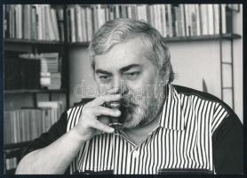 Utassy József (1941-2010) költő, műfordító, Erdey Katalin pecséttel jelzett fotója, 13×18 cm