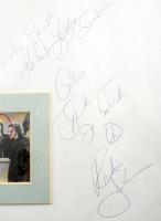 'Richie' Sambora (1959-) Grammy-díjas zenész, a Bon Jovi együttes gitárosa, és dalszerzőjének autográf sorai és aláírása, mellette egy őt ábrázoló nyomattal, paszpartuban, üvegezett keretben, 37x37 cm /  Autograph signature of ?Richie? Sambora (1959-), the guitarist and songwriter of Bon Jovi, in glassed frame, 37x37 cm