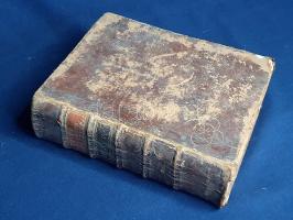Biner, Joseph: Apparatus eruditionis praesenti ad jurisprudentiam. In quo Praeter Juris Universalis Principa Jus naturae, gentium, divinum, apostolicum, &amp; pontificium, jus synodale oecumenicum, nationale ac provinciale. [...] Methodo historico-dogmatica colliguntur, et brevi ac clara idea delineantur. [...] Complectens indicem materiarum, quae in omnibus hujus operis partibus contintentur. Pars XI-XIII. [Egybekötve.] [Augsburg-Freiburg] Augusta Vindelicorum et Freiburgi Brisgoiae, 1766. Sumptibus Fratrum Ignatii, &amp; Antonii Wagner. [4] + 438 p.; [4] + 296 p.; [2] + 353 + [1] p. A délnémet területeken szolgáló Joseph Biner (1697-1766) jezsuita szerzetes, történész és hitvitázó fő műve. Ingolstadti és innsbrucki egyetemeken betöltött professzori tiszte mellett 1754-1766 között 13 részben jelentette meg kánonjogi összegzését, melynek tárgyköre bőven túlmutat a kánonjogon, bőségesen tárgyalja ugyanis a nemzetközi jogot, a császárságon belüli birodalmi jogot, a választófejedelmek hatókörét, rögzíti a lutheri és janzenista hitreformról való jezsuita álláspontot. Példányunk a munka utolsó három részét, 11-13. részét tartalmazza, önálló címlapok után újrakezdődő lapszámozás szerint. A 11. rész a katolikus egyház fontosabb határozatait tárgyalja Szent Pétertől a jelenkorig, a 12. rész a katolikus Európán kívüli katolikus hit és egyházszervezés történetét és helyzetét vizsgálja, Ázsiában, Afrikában és az Amerikákban, kitérve a katolikus missziószervezés történetére is. A záró, 13. rész a teljes mű tárgymutatóját tartalmazza. Néhány oldalon foxing, néhány oldalon apró foltosság, az első előzéken latin nyelvű jegyzetek, illetve tulajdonlási sort alkotó latin nyelvű tulajdonosi bejegyzések. Öt bordára fűzött, aranyozott, enyhén sérült gerincű korabeli bőrkötésben, vörös festésű lapszélekkel, a kötéstáblákon apró hiánnyal és kopásnyomokkal.