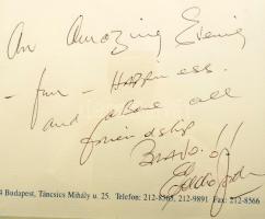 "Eddie" Jordan (1948-2025) ír autóversenyző, a Forma-1-es Jordan Grand Prix alapítója, és csapatvezetőjének autográf sorai és aláírása a 'Király Étterem' fejléces papírján (1014, Bp., Táncsics Mihály u. 24.), mellette egy őt ábrázoló nyomattal, paszpartuban, üvegezett keretben, 31x37 cm /  Autograph signature of Eddie Jordan (1948-2025), in glassed frame, 31x37 cm