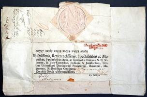 A Budai Helytartótanács latin nyelvű hírlevele I. Ferenc királyi szárazbélyegzésével; a Torna vármegyei elöljárók átvételi ellenjegyzésével. (1798). Kelt Budán, 1798. szeptember 24-én. [ny. n.] [8] p. Folio. A Budai Helytartótanács mint a hazai közigazgatás legfelsőbb hatósága elsőként értesült a jogszabályváltozásokról, illetve a hazai hírekről. Latin nyelvű nyomtatványával a tanács egy kisebb csokornyit hírt küld a vármegyei közigazgatások vezetőinek. A hírek között a postadíjszabás változásai éppúgy szerepelnek, mint kóborló lovakról, szökött feleségekről és körözött galíciai bűnözőkről szóló híradások. Hírlevelünk terjedelmének nagy részét személyleírások sorozata adja. Leíratik például a Turócbéláról szökött feleség, Sumka Györgyné Debnár Zsuzsanna külleme, hajszíne, termete. Az engedély nélkül távozott asszony kizárólag szlávul (tótul) beszél. A Helytartótanács levele a Temesvár határában lelt herélt ló személyleírását is megadja, utána a Galíciából szökött rablók, illetve Farkas György szatmári tolvaj személyleírását adja: a 36 körüli cigány férfi sápadt arcán sebhely, kerek kalapot és hosszú csizmát visel, magyarul és cigányul beszél, de ért valamennyit románul is. A hírlevelet feltehetően a két haza, Magyarország és Erdély valamennyi megyei adminisztrációja megkapta, példányunk dátumozása alatt a Torna vármegyei közigazgatás képviselőinek aláírása. Hírlevelünk hátoldalán I. Ferenc latin nyelvű szárazbélyegzése, illetve a Torna megyei adminisztráció újabb tagjának ellenjegyzése, valamint kézi számolás nyomai. Fűzés nélkül, hajtásnyomokkal, a hátsó oldalon kisebb sérülésekkel. Jó példány.