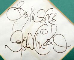 Linford Christie (1960-) jamaikai születésű brit olimpiai bajnok rövidtávfutó (1992 Barcelona 100m) és edző sorai és aláírása, mellette egy őt ábrázoló nyomattal, paszpartuban, üvegezett keretben, 38x24 cm /   Autograph signature of Linford Christie (1960-) the Jamaican-born British olympic champion and athletics coach, in glassed frame, 38x24 cm