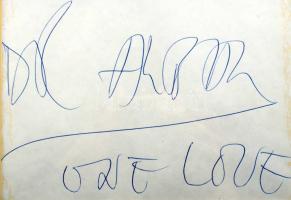 Dr. Alban (1957-) nigériai születésű svéd énekes, producer aláírása, mellette egy őt ábrázoló nyomattal, paszpartuban, üvegezett keretben, 40x23 cm /  Autograph signature of Dr. Alban (1957-), the Nigerian-Swedish musician and producer, in glassed frame, 40x23 cm