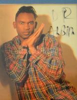 Dr. Alban (1957-) nigériai születésű svéd énekes, producer aláírása, mellette egy őt ábrázoló nyomat...