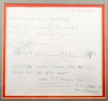 1994 Mika Häkkinen (1968-) finn autóversenyző, kétszeres Formula-1-es világbajnok (1998,1999) és J. J. Lehto (1966-) finn autóversenyző, a Le Mans-i 24 órás verseny kétszeres (1995, 2005) győztesének aláírásai és autográf sorai, felette egy Mika Häkkinent ábrázoló nyomattal, paszpartuban, üvegezett keretben, 38x28 cm /  Autograph signature of Mika Häkkinen (1968-) and J. J. Lehto (1966-) Finnish car racing driver, in glassed frame, 40x23 cm